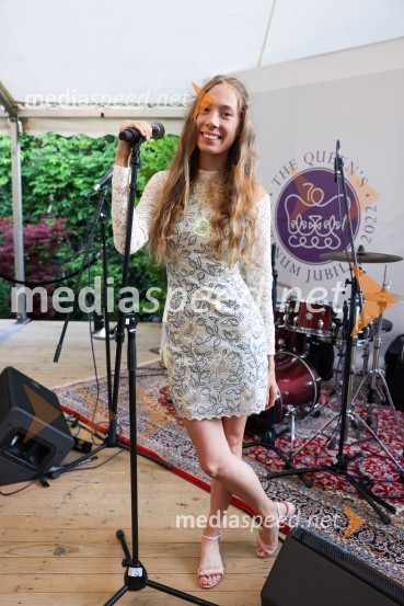  Alenka Vozlič Leni, pevkaKraljičina rojstnodnevna zabava v rezidenci Britanskega veleposlaništva