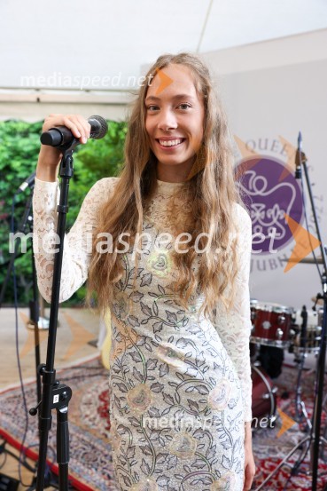  Alenka Vozlič Leni, pevkaKraljičina rojstnodnevna zabava v rezidenci Britanskega veleposlaništva