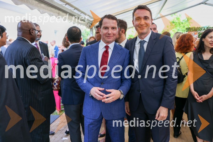  Tomaž Orešič, podpredsednik skupine Resalta;  Gregor  Jamnik, direktor hotela SlonKraljičina rojstnodnevna zabava v rezidenci Britanskega veleposlaništva