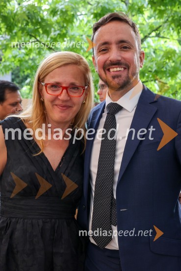  Nataša Katušin;  ... Kraljičina rojstnodnevna zabava v rezidenci Britanskega veleposlaništva