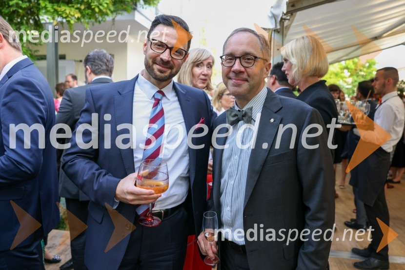  Andor Ferenc Dávid, madžarski veleposlanik v Sloveniji;  Blaž Košorok, Gen-iKraljičina rojstnodnevna zabava v rezidenci Britanskega veleposlaništva