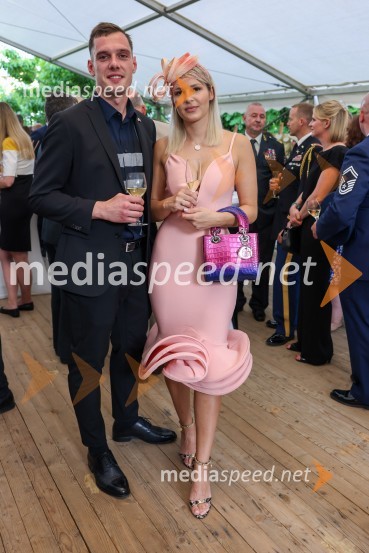  Jan Mihelič;  Doroteja HajdukovičKraljičina rojstnodnevna zabava v rezidenci Britanskega veleposlaništva