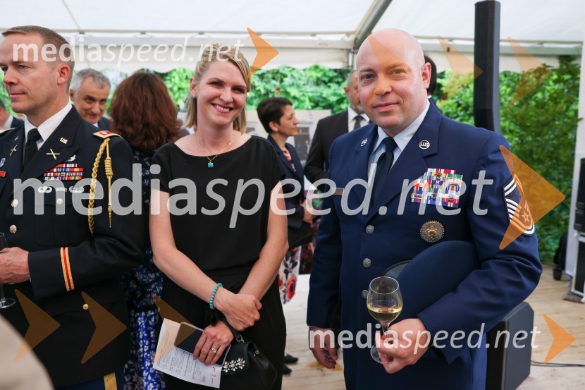 Kraljičina rojstnodnevna zabava v rezidenci Britanskega veleposlaništva