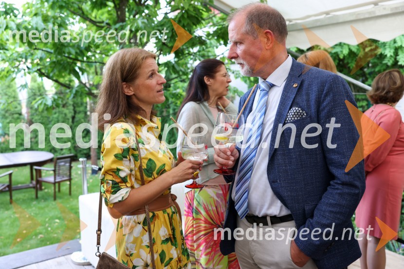 Kraljičina rojstnodnevna zabava v rezidenci Britanskega veleposlaništva