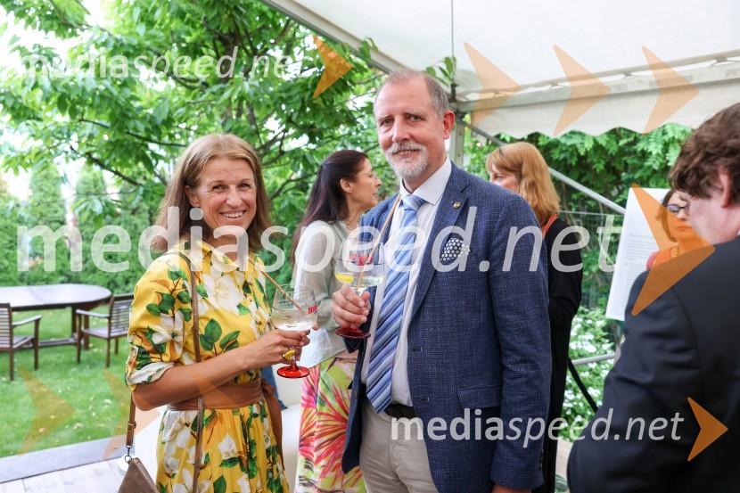 Kraljičina rojstnodnevna zabava v rezidenci Britanskega veleposlaništva