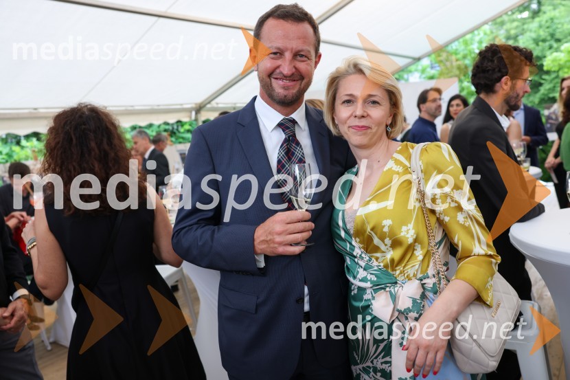  Primož Kus,  dr. med., Ambulanta Kus;  Klavdija Zver Zahwi, psihoterapevtkaKraljičina rojstnodnevna zabava v rezidenci Britanskega veleposlaništva