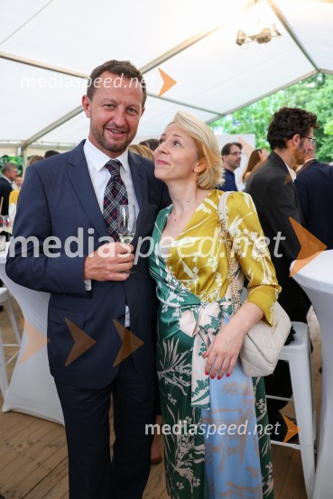  Primož Kus,  dr. med., Ambulanta Kus;  Klavdija Zver Zahwi, psihoterapevtkaKraljičina rojstnodnevna zabava v rezidenci Britanskega veleposlaništva