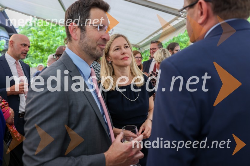 Kraljičina rojstnodnevna zabava v rezidenci Britanskega veleposlaništva