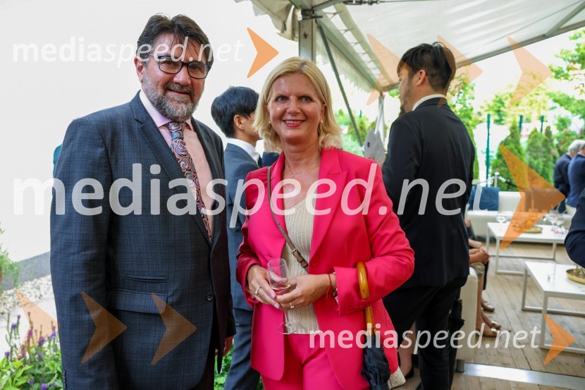  Anton Niculescu, romunski veleposlanik v Sloveniji;  ... Kraljičina rojstnodnevna zabava v rezidenci Britanskega veleposlaništva