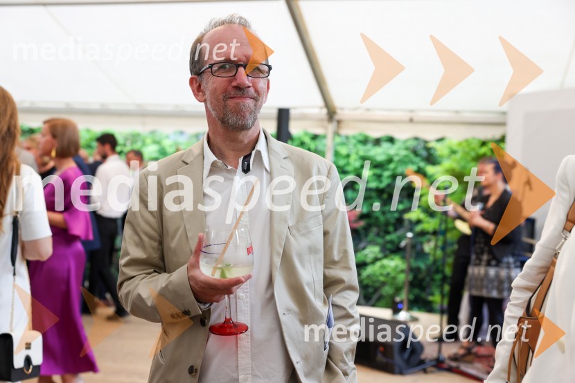 Kraljičina rojstnodnevna zabava v rezidenci Britanskega veleposlaništva