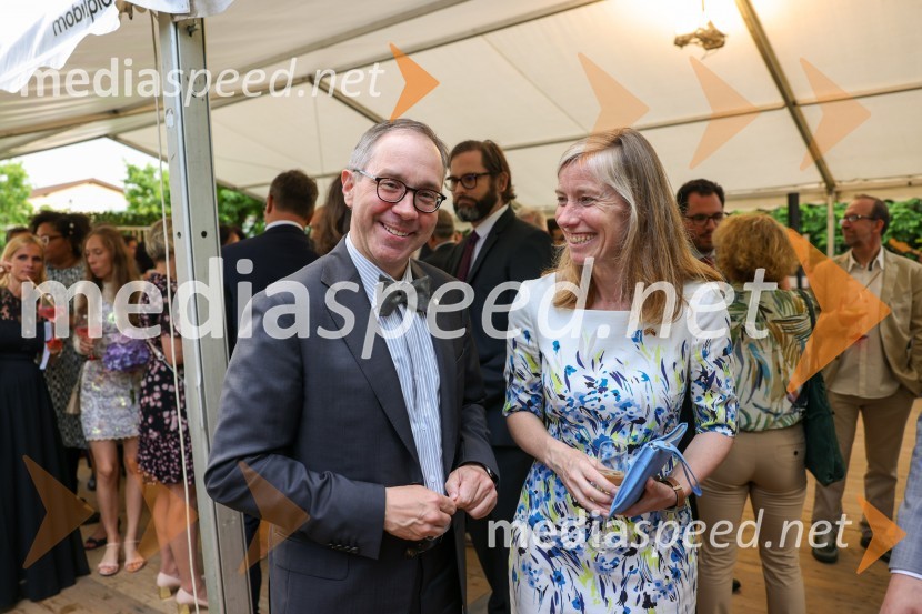  Blaž Košorok, Gen-i;  Tiffany Sadler, Britanska veleposlanicaKraljičina rojstnodnevna zabava v rezidenci Britanskega veleposlaništva