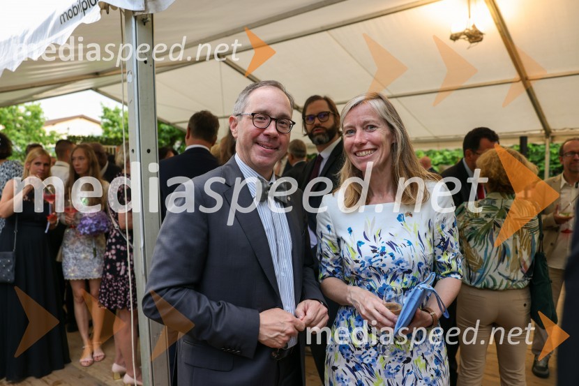  Blaž Košorok, Gen-i;  Tiffany Sadler, Britanska veleposlanicaKraljičina rojstnodnevna zabava v rezidenci Britanskega veleposlaništva