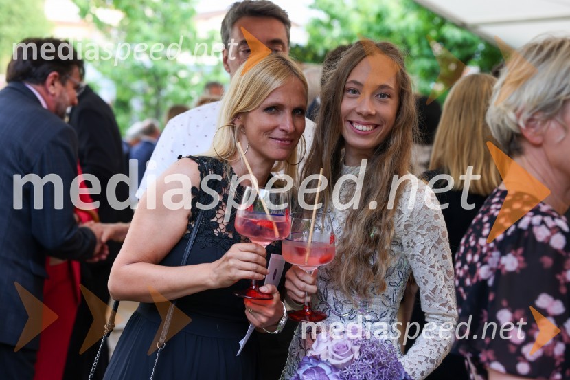  Martina Vozlič;  Alenka Vozlič Leni, pevkaKraljičina rojstnodnevna zabava v rezidenci Britanskega veleposlaništva