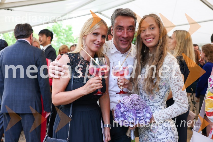  Martina Vozlič;  ... ;  Alenka Vozlič Leni, pevkaKraljičina rojstnodnevna zabava v rezidenci Britanskega veleposlaništva