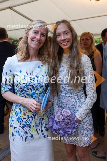  Tiffany Sadler, Britanska veleposlanica;  Alenka Vozlič Leni, pevkaKraljičina rojstnodnevna zabava v rezidenci Britanskega veleposlaništva