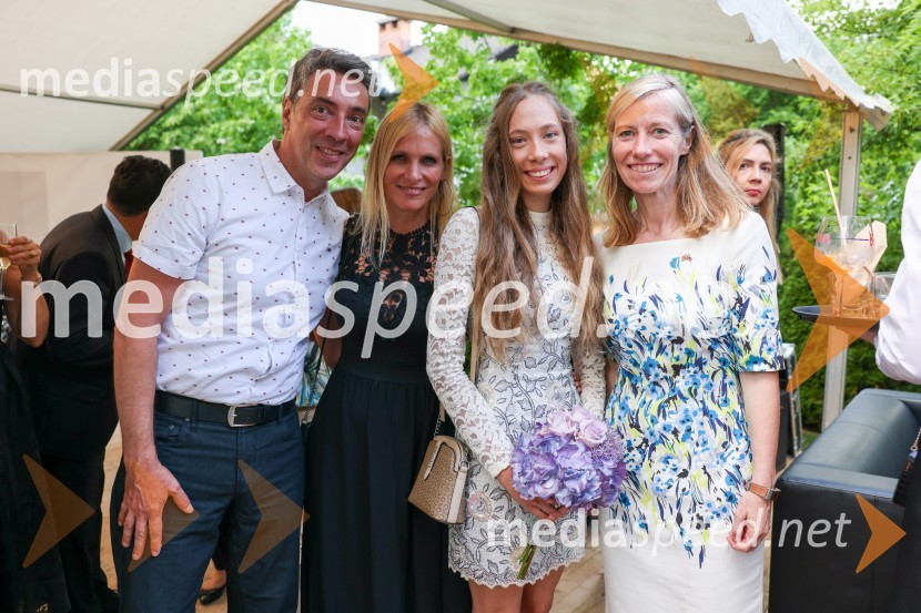  ... ;  Martina Vozlič;  Alenka Vozlič Leni, pevka;  Tiffany Sadler, Britanska veleposlanicaKraljičina rojstnodnevna zabava v rezidenci Britanskega veleposlaništva