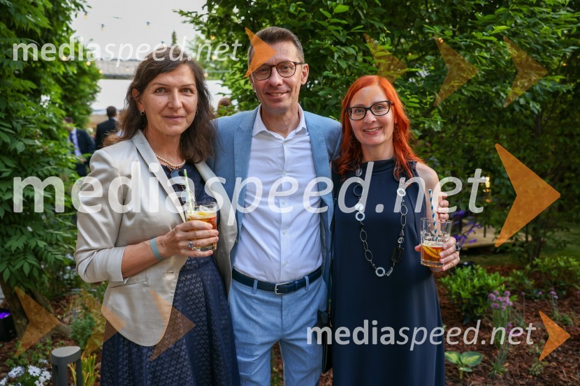  ... ;  Dragan Barbutovski, direktor, British Council v Sloveniji;  ... Kraljičina rojstnodnevna zabava v rezidenci Britanskega veleposlaništva