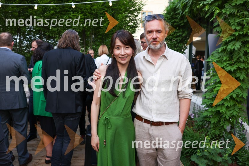 Kraljičina rojstnodnevna zabava v rezidenci Britanskega veleposlaništva