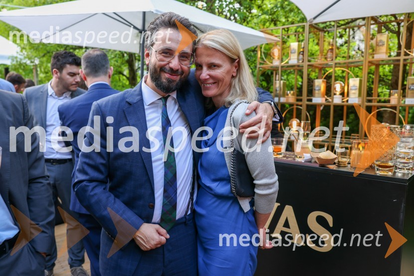  Tine Kračun, direktor Inštituta za strateške rešitve;  Maja Dragović, Slovenia TimesKraljičina rojstnodnevna zabava v rezidenci Britanskega veleposlaništva