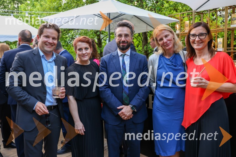  ... ;  Aleksandra Barič, Britansko veleposlaništvo v Ljubljani;  Tine Kračun, direktor Inštituta za strateške rešitve;  Maja Dragović, Slovenia Times;  ... Kraljičina rojstnodnevna zabava v rezidenci Britanskega veleposlaništva