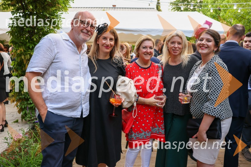  Miha Mazzini, pisatelj, kolumnist, scenarist;  Nina Gaspari,  podjetnica in voditeljica podcasta Lovim ravnotežje;  ... ;  ... ;  Milica KoturKraljičina rojstnodnevna zabava v rezidenci Britanskega veleposlaništva