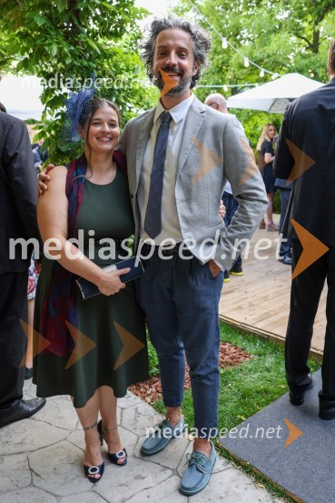  Lisa Bortot, psihiatrinja;  Mario Fafangel, predstojnik Centra za nalezljive bolezni NIJZKraljičina rojstnodnevna zabava v rezidenci Britanskega veleposlaništva