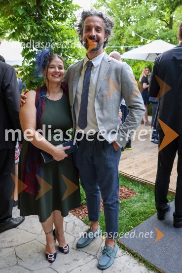  Lisa Bortot, psihiatrinja;  Mario Fafangel, predstojnik Centra za nalezljive bolezni NIJZKraljičina rojstnodnevna zabava v rezidenci Britanskega veleposlaništva