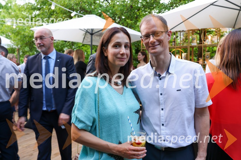 Kraljičina rojstnodnevna zabava v rezidenci Britanskega veleposlaništva