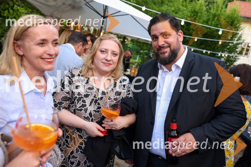  Nataša Bučar, direktorica, Slovenski filmski center;  Mojca Gorenc;  Boštjan Gorenc - Pižama, pisatelj, prevajalec, stand up komikKraljičina rojstnodnevna zabava v rezidenci Britanskega veleposlaništva