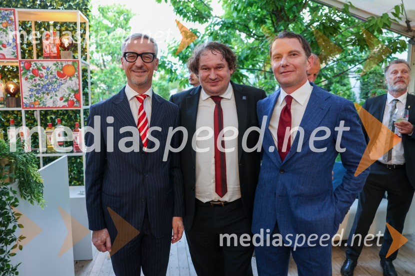 dr. Jernej Pikalo, profesor, politik; dr. Mitja Slavinec, fizik in politik;  Tomaž Orešič, podpredsednik skupine ResaltaKraljičina rojstnodnevna zabava v rezidenci Britanskega veleposlaništva