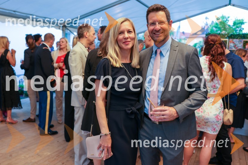  Nataša Rakovec; dr. Marko Rakovec, generalni direktor, Direktorat za mednarodno pravo in zaščito interesov, Ministrstvo za zunanje zadeve RSKraljičina rojstnodnevna zabava v rezidenci Britanskega veleposlaništva