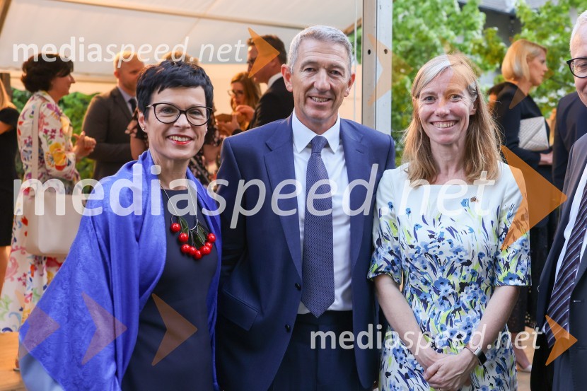 Marta Kos Marko, podpredsednica, Gibanje Svoboda;  Stephen Sadler;  Tiffany Sadler, Britanska veleposlanicaKraljičina rojstnodnevna zabava v rezidenci Britanskega veleposlaništva