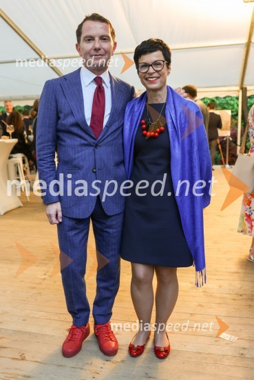  Tomaž Orešič, podpredsednik skupine Resalta;  Marta Kos Marko, podpredsednica, Gibanje SvobodaKraljičina rojstnodnevna zabava v rezidenci Britanskega veleposlaništva