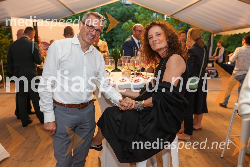  Matjaž Martinčič;  Vanda MartinčičKraljičina rojstnodnevna zabava v rezidenci Britanskega veleposlaništva