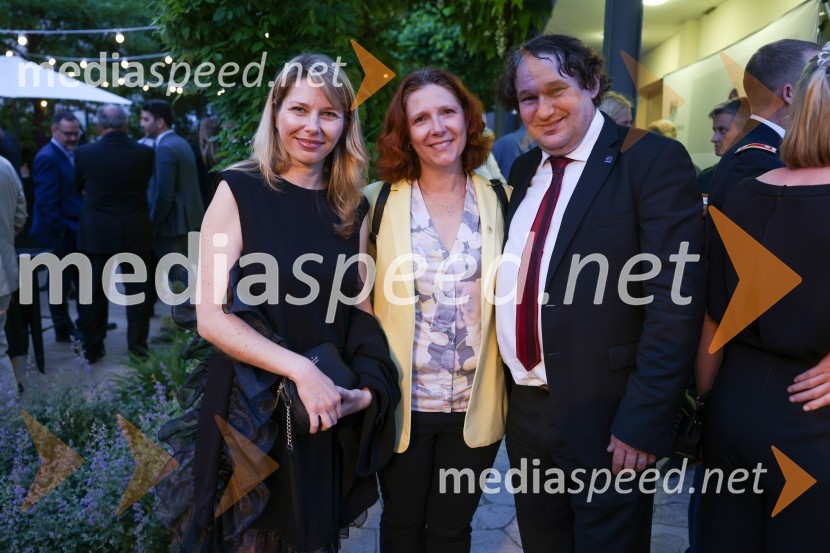  Nuša Pavlinjek Slavinec, vodja marketinga in prodaje, Roto d.o.o.;  ... ; dr. Mitja Slavinec, fizik in politikKraljičina rojstnodnevna zabava v rezidenci Britanskega veleposlaništva