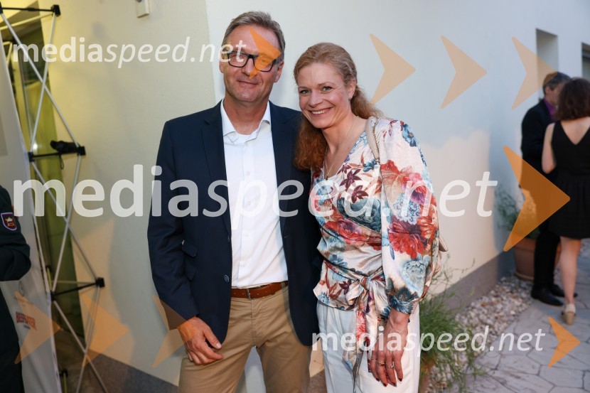  Dejan Grof;  Alenka RadejKraljičina rojstnodnevna zabava v rezidenci Britanskega veleposlaništva