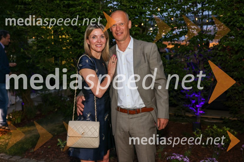  Barbara Uranjek, direktorica, Britansko-slovenska gospodarska zbornica;  Primož Kozina, odvetnikKraljičina rojstnodnevna zabava v rezidenci Britanskega veleposlaništva