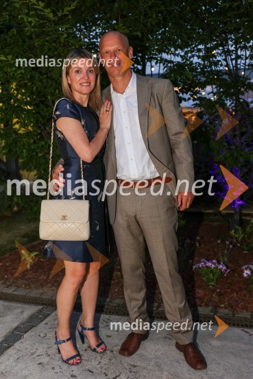  Barbara Uranjek, direktorica, Britansko-slovenska gospodarska zbornica;  Primož Kozina, odvetnikKraljičina rojstnodnevna zabava v rezidenci Britanskega veleposlaništva