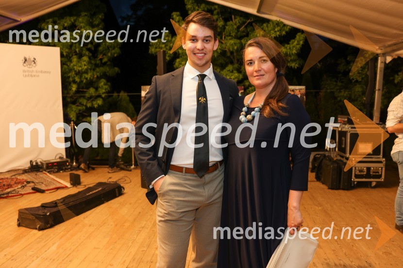  Blaž Žerjav;  Neda Kajfež AmbrožičKraljičina rojstnodnevna zabava v rezidenci Britanskega veleposlaništva