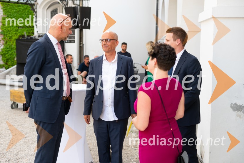  Johan Verboom, veleposlanik Kraljevine Nizozemske;  Bogo Zupančič, direktor, Muzej za arhitekturo in oblikovanje;  Kira Cerjak, ekipa BIO27;  Nejc Avbelj, pomočnik direktorja / Muzej za arhitekturo in oblikovanjeOdprtje 27. bienala oblikovanja, Muzej za arhitekturo in oblikovanje