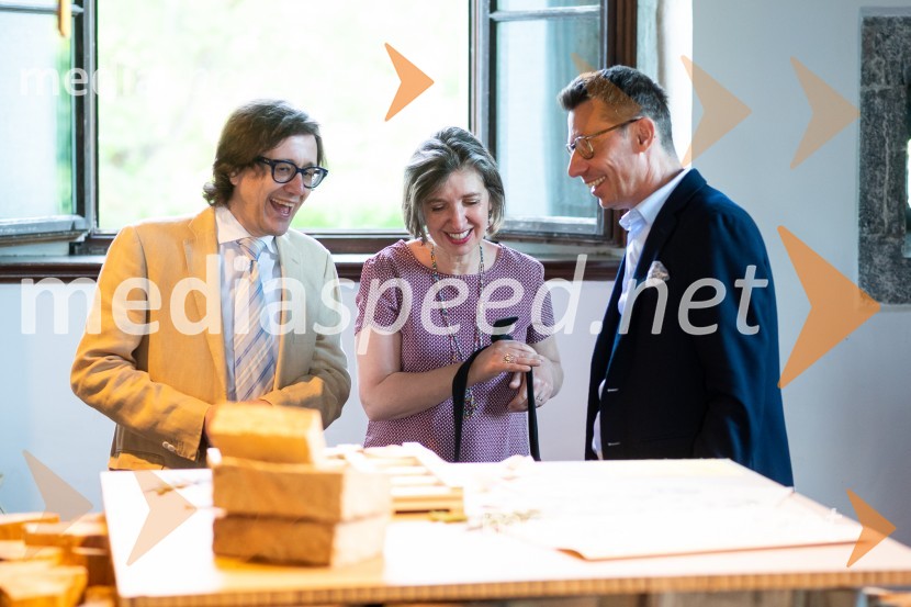  Stefano  Faggioli , Kulturni ataše Italijanski inštitut za kulturo v Sloveniji;   Isabelle  Desvignes, Direktorica Francoskega inštituta v Sloveniji;  Dragan Barbutovski, direktor,  Think Europe, SlovenijaOdprtje 27. bienala oblikovanja, Muzej za arhitekturo in oblikovanje