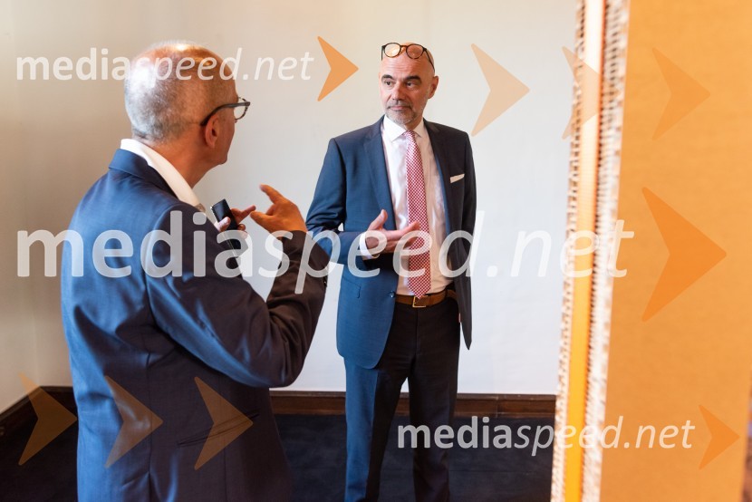  Bogo Zupančič, direktor, Muzej za arhitekturo in oblikovanje;  Johan Verboom, veleposlanik Kraljevine NizozemskeOdprtje 27. bienala oblikovanja, Muzej za arhitekturo in oblikovanje