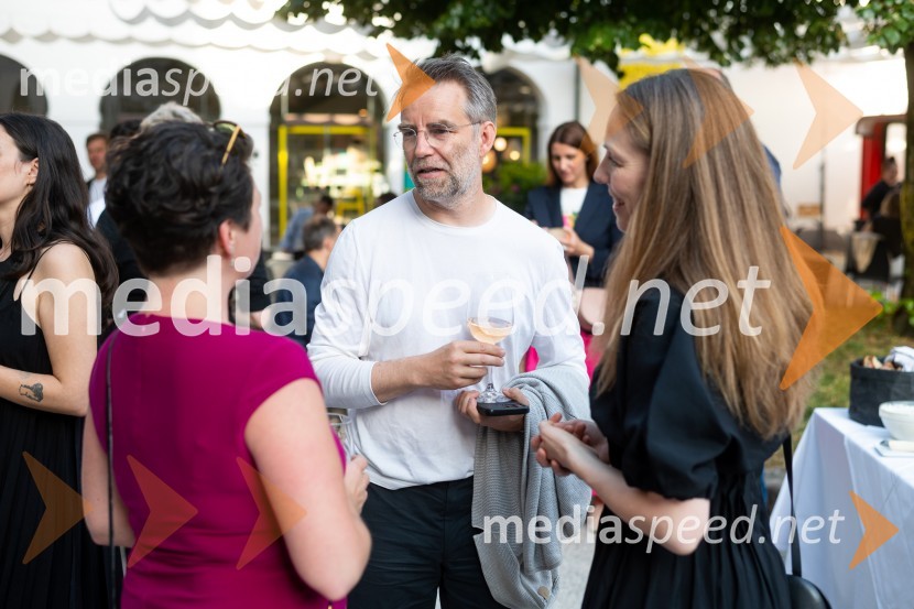  Kira Cerjak, ekipa BIO27;  Jan Boelen, kustos za oblikovanje, arhitekturo in sodobno umetnost;  Ria Hawthorn, asistentka kuratorke BIO27Odprtje 27. bienala oblikovanja, Muzej za arhitekturo in oblikovanje