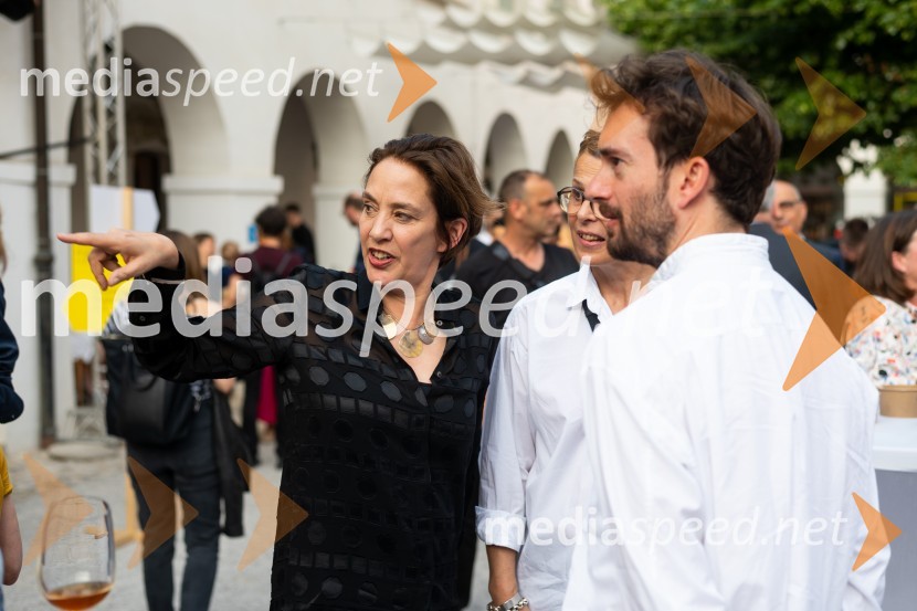  Jane Withers, kustosinja za oblikovanje, svetovalka in pisateljica;  Sebastian White, Studio Kellenberger-WhiteOdprtje 27. bienala oblikovanja, Muzej za arhitekturo in oblikovanje