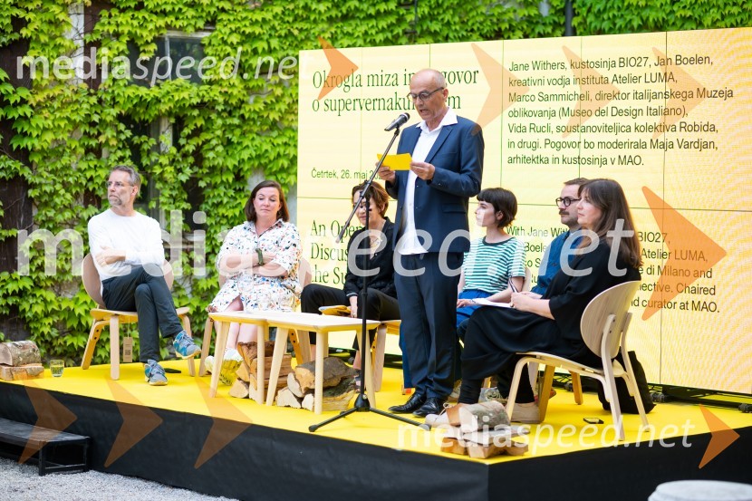  Jan Boelen, kustos za oblikovanje, arhitekturo in sodobno umetnost;  ... ;  Jane Withers, kustosinja za oblikovanje, svetovalka in pisateljica;  Bogo Zupančič, direktor, Muzej za arhitekturo in oblikovanje;  Vida Rucli, soustanoviteljica kolektiva Robida ;  Marco Sammicheli, Trienale di Milano;  Maja Vardjan, kustostinja v Muzeju za arhitekturo in oblikovanjeOdprtje 27. bienala oblikovanja, Muzej za arhitekturo in oblikovanje
