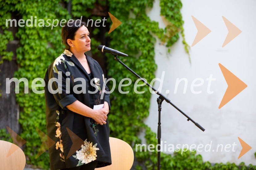  Barbara Koželj Podlogar, vršilka dolžnosti generalnega direktorja Direktorata za ustvarjalnost, Ministrstvo za kulturoOdprtje 27. bienala oblikovanja, Muzej za arhitekturo in oblikovanje