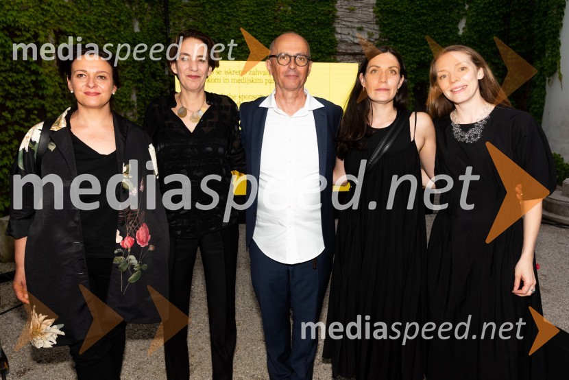  Barbara Koželj Podlogar, vršilka dolžnosti generalnega direktorja Direktorata za ustvarjalnost, Ministrstvo za kulturo;  Jane Withers, kuratorka BIO27;  Bogo Zupančič, direktor, Muzej za arhitekturo in oblikovanje;  Anja Radovič, vodja BIO27;  Ria Hawthorn, asistentka kustosinje BIO27Odprtje 27. bienala oblikovanja, Muzej za arhitekturo in oblikovanje