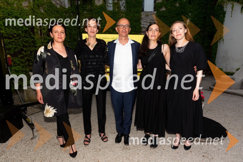  Barbara Koželj Podlogar, vršilka dolžnosti generalnega direktorja Direktorata za ustvarjalnost, Ministrstvo za kulturo;  Jane Withers, kuratorka BIO27;  Bogo Zupančič, direktor, Muzej za arhitekturo in oblikovanje;  Anja Radovič, vodja BIO27;  Ria Hawthorn, asistentka kuratorke BIO27Odprtje 27. bienala oblikovanja, Muzej za arhitekturo in oblikovanje