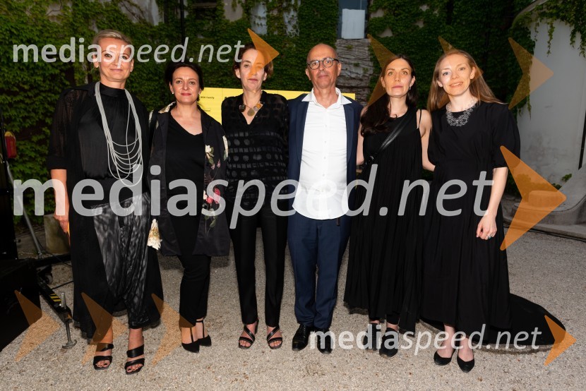  Anja Zorko, vodja CZK, MAO;  Barbara Koželj Podlogar, vršilka dolžnosti generalnega direktorja Direktorata za ustvarjalnost, Ministrstvo za kulturo;  Jane Withers, kustosinja za oblikovanje, svetovalka in pisateljica;  Bogo Zupančič, direktor, Muzej za arhitekturo in oblikovanje;  Anja Radovič, vodja BIO27;  Ria Hawthorn, asistentka kustosinje BIO27Odprtje 27. bienala oblikovanja, Muzej za arhitekturo in oblikovanje