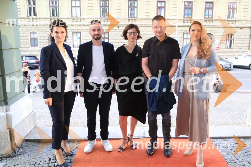  Ema Peruš, vodja abonmajev SNG Drama Ljubljana;  Jernej Pristov, vodja službe za odnose z javnostmi SNG Drama Ljubljana;  Špela Zorn, organizatorka programa SNG Drama Ljubljana;  Luka Nabergoj, pomočnik ravnateljice SNG Drama Ljubljana;  Barbara Svetek, vodja službe za marketing SNG Drama LjubljanaKabaret Kaspar, premiera